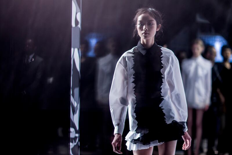 galleries/2013/03/07/backstage-at-paris-fashion-week-fall-2013-photos/130306-fashion12_xiicoo