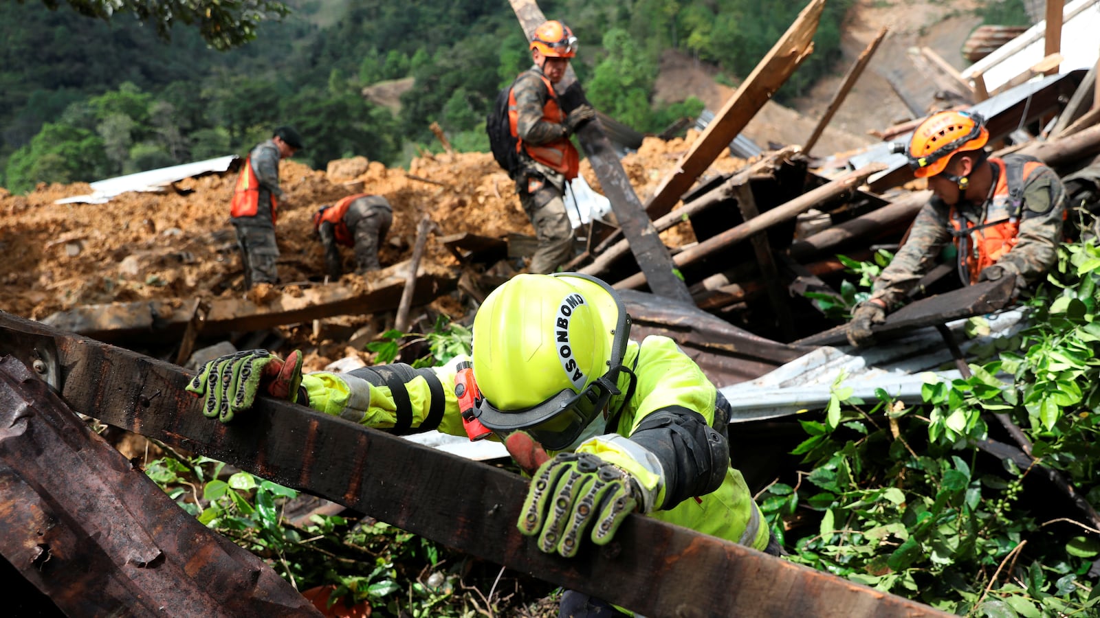 2020-11-08T022906Z_111997040_RC2QYJ9HNPT4_RTRMADP_3_STORM-ETA-GUATEMALA_oggkck