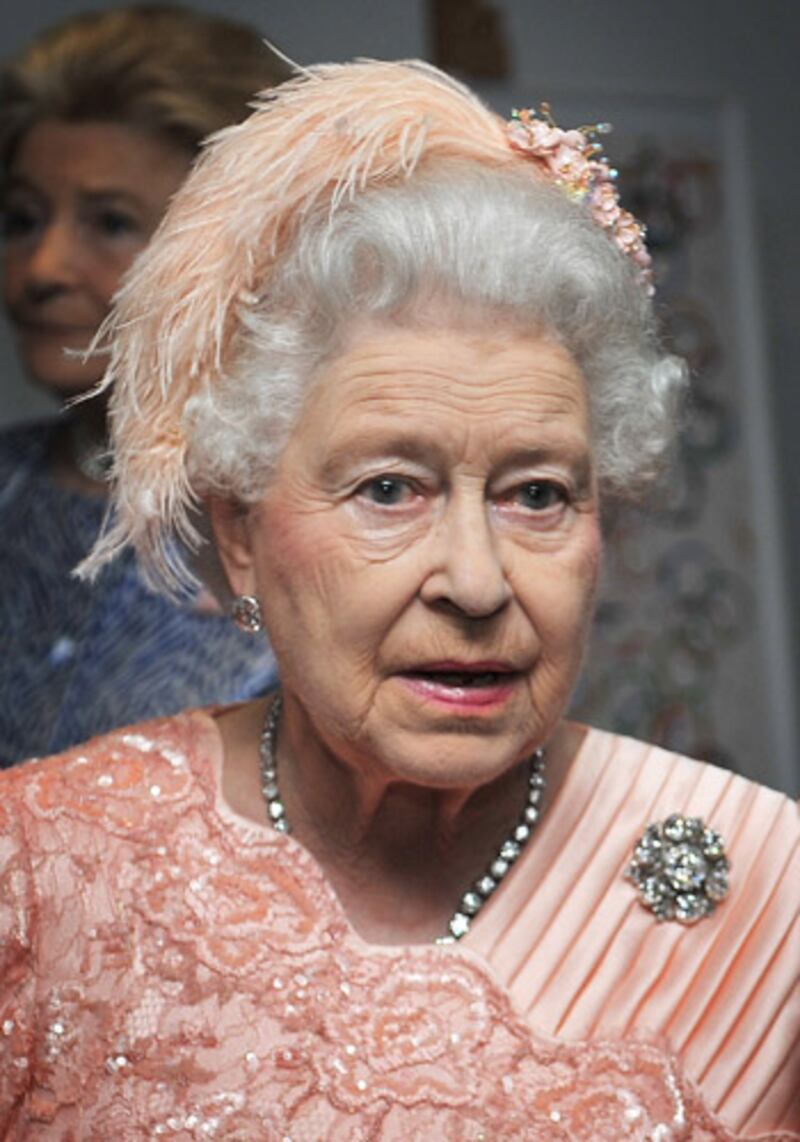 articles/2012/07/29/queen-gets-into-fun-packed-olympic-spirit/q03_zjlj6c