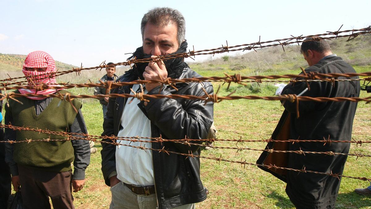 cheats/2012/04/07/syrian-refugees-flock-to-turkey/syria-refugees-turkey-border-cheat_g8abw4