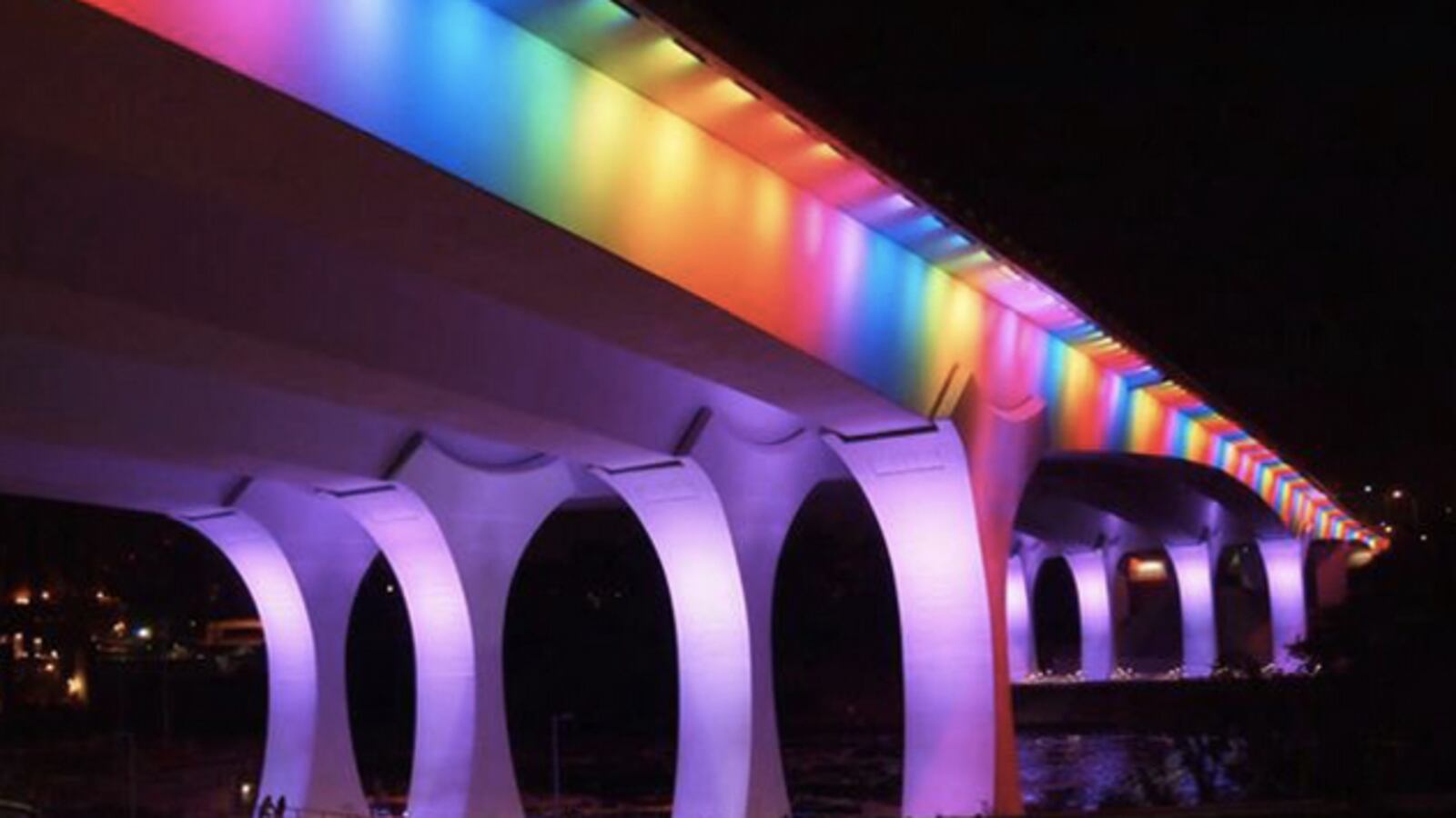 articles/2013/05/15/minnesota-bridge-lit-to-celebrate-passage-of-gay-marriage-law/minnesota-bridge-lit-to-celebrate-passage-of-gay-marriage-law-image_qbg1vm