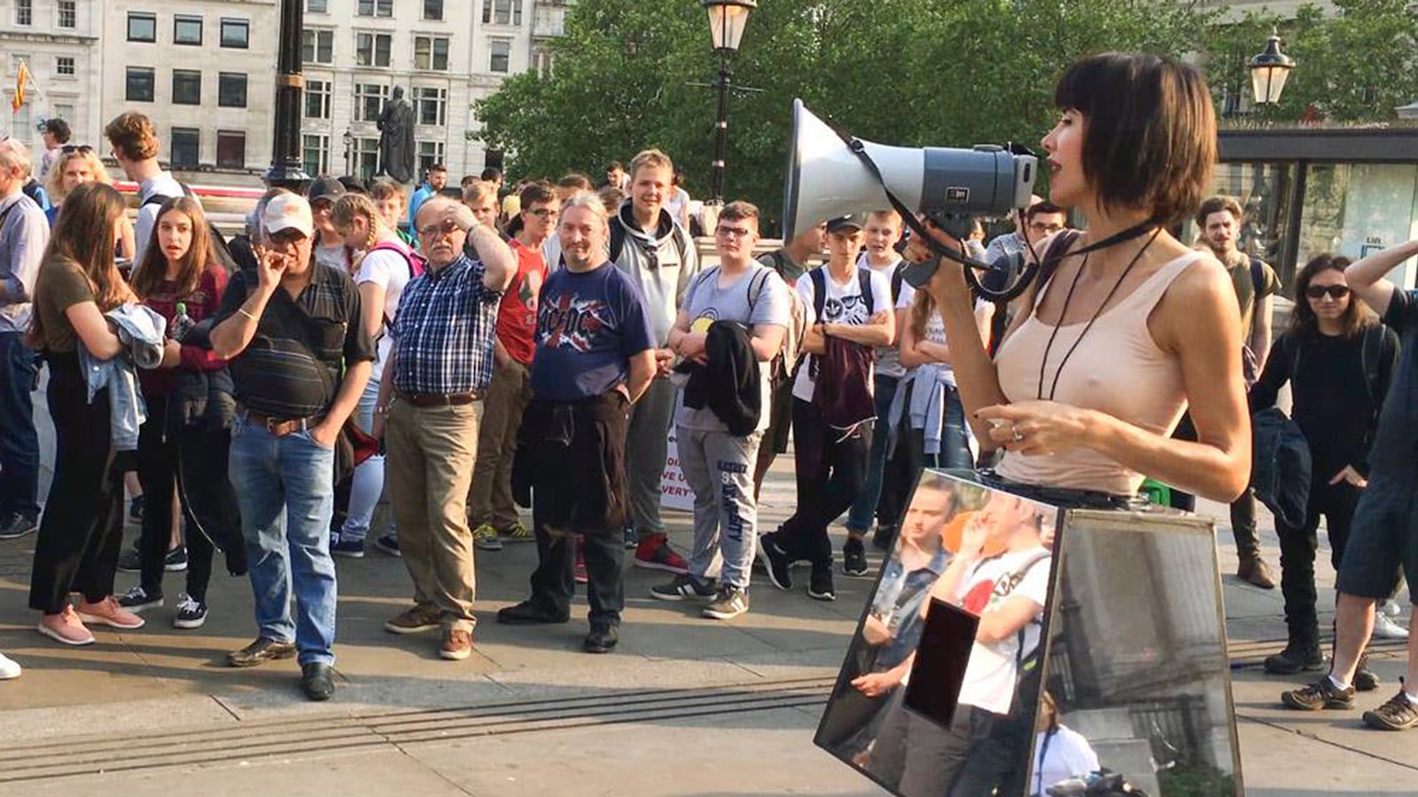 articles/2016/06/24/touch-artist-milo-moire-and-she-ll-get-arrested/160623-crocker-london-artist-tease_poz2vm