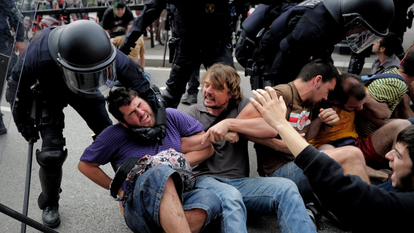galleries/2011/05/27/protests-in-spain-turn-violent/spain-protests-8_rmpowu