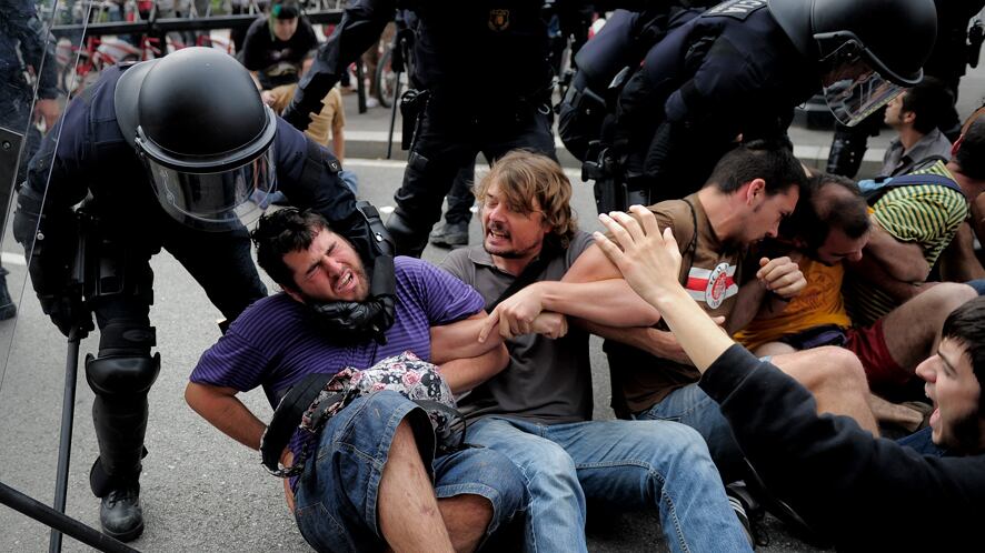 galleries/2011/05/27/protests-in-spain-turn-violent/spain-protests-8_rmpowu