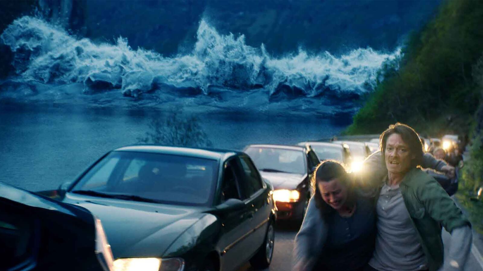 articles/2016/03/02/the-best-disaster-movie-in-ages/160229-schager-waves-tease_fqxdek