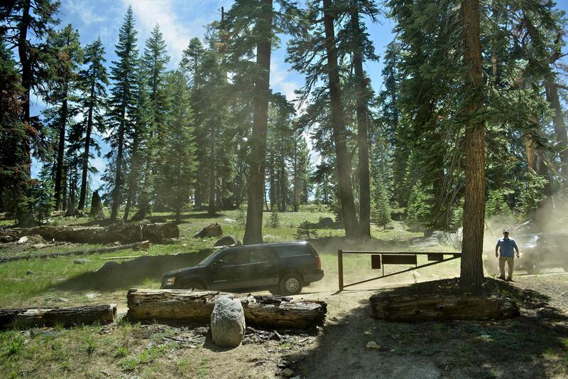 galleries/2016/06/20/obamas-travel-to-yosemite-to-help-park-service-celebrate-centennial/160620-obama-yosemite3_hfbcpu