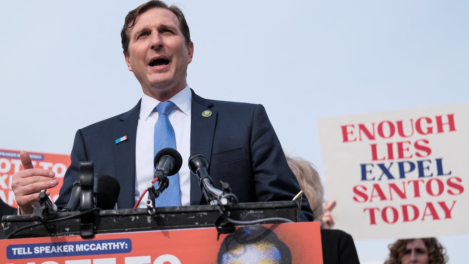 2023-02-07T210703Z_1638880316_RC2D6Z9C47TT_RTRMADP_3_USA-CONGRESS-SANTOS_ke7juy