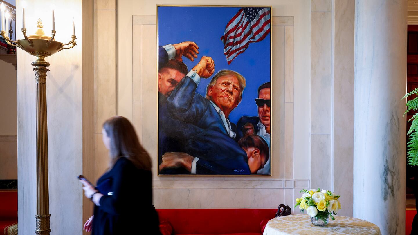 Statue of Trump Assassination Attempt Spotted in Oval Office