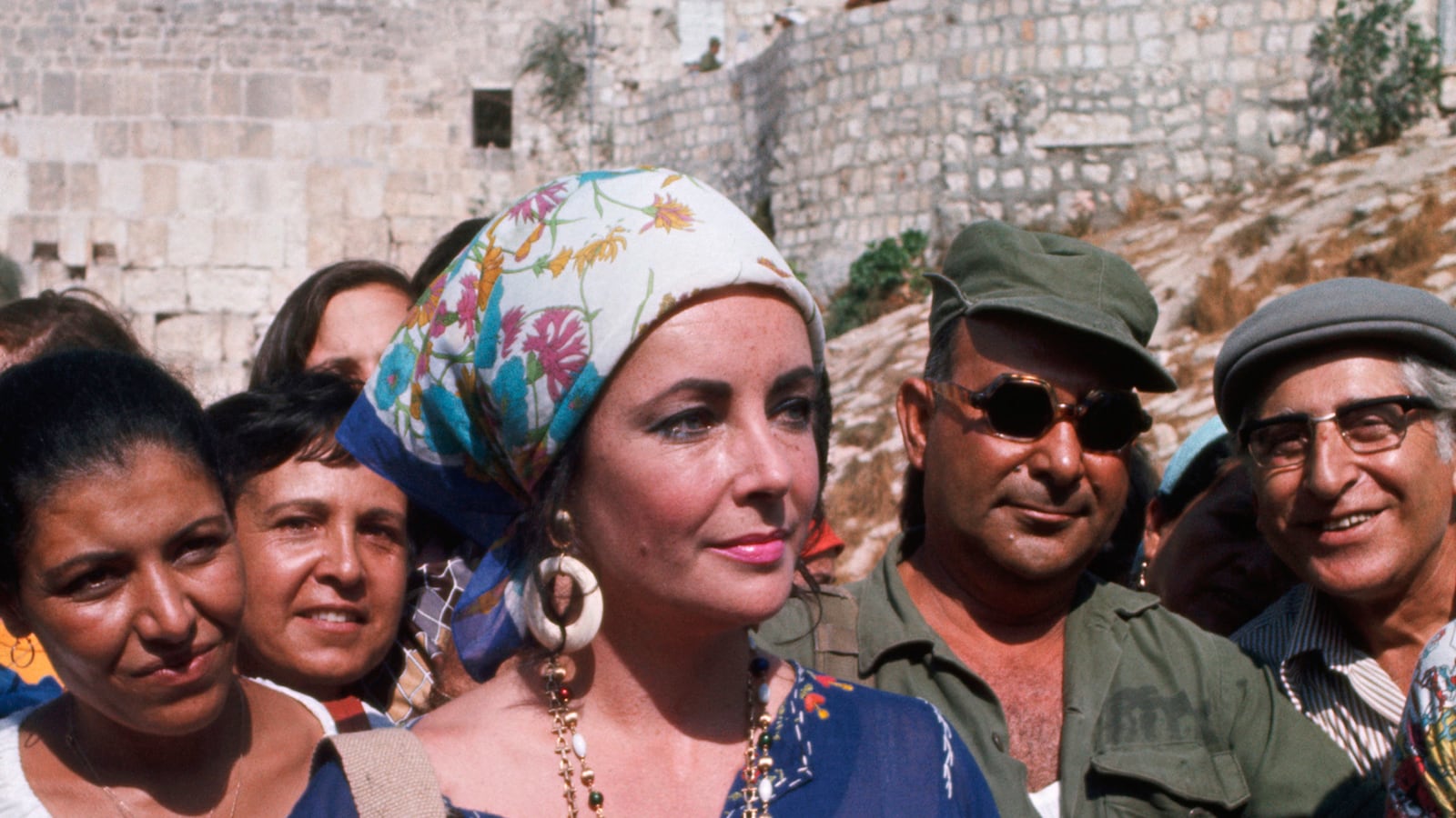 articles/2015/10/11/inside-the-jewish-lives-of-elizabeth-taylor-and-marilyn-monroe/151010-shire-taylor-tease_x1pbgp