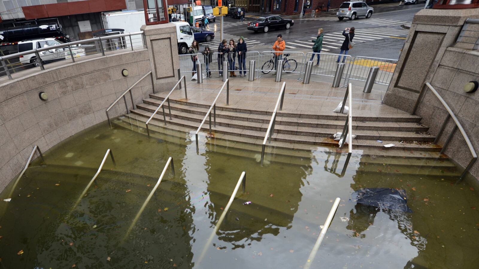 cheats/2012/10/31/gov-cuomo-declares-transportation-emergency/nyc-subway-closed-flooding-box_uqz6bt