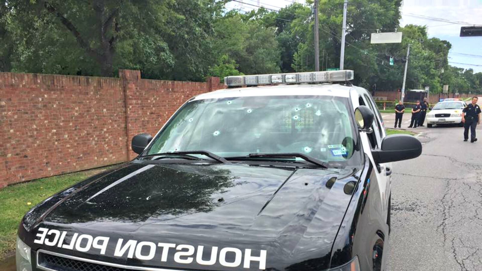 cheats/2016/09/26/houston-gunman-wounded-nine-while-wearing-nazi-paraphernalia/160926-houston-shooter-nazi-cheat_rseiht