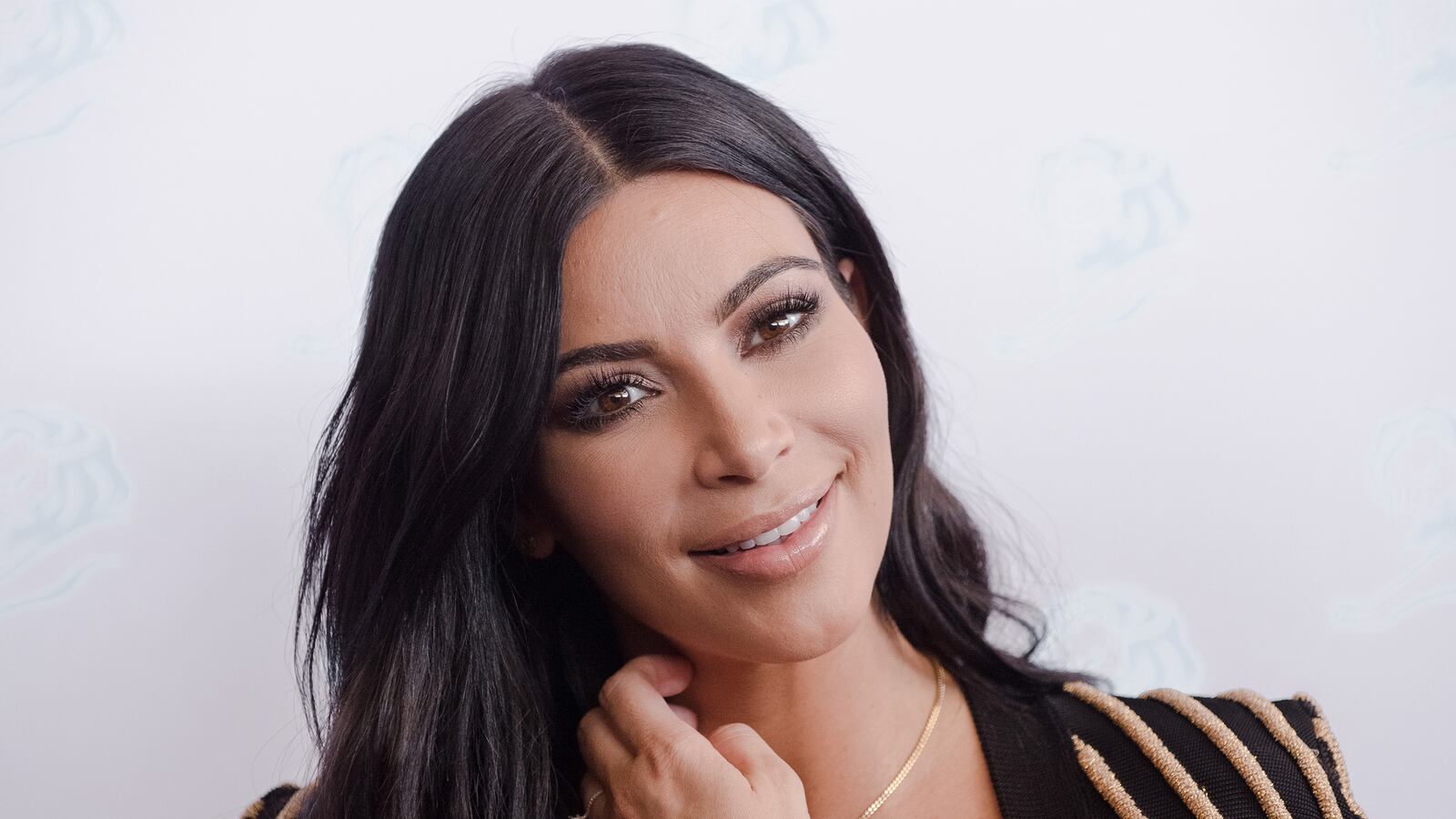 articles/2015/07/01/kim-kardashian-west-endorses-hillary-clinton-discusses-caitlyn-jenner-and-gun-control/150630-sikorski-kim-speech-tease_ph0vgm