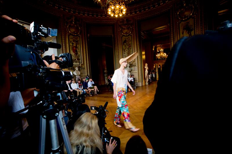 galleries/2013/07/01/backstage-at-men-s-fashion-week-in-paris-and-milan-spring-summer-2014-photos/130630-backstage-fashion-walter-van-bierendonck1_f3gjem