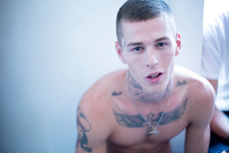 galleries/2012/07/02/men-s-fashion-week-in-paris-spring-2013-backstage-photos/paris-fashion-tachman-mugler-4_mgg7nb