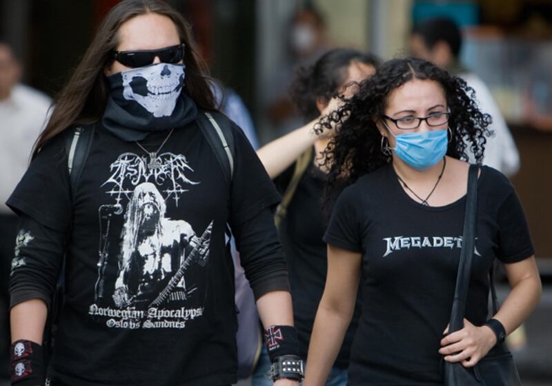 galleries/2009/04/29/face-mask-chic-the-new-fashion-rage/face-masks-9_jhbp7i