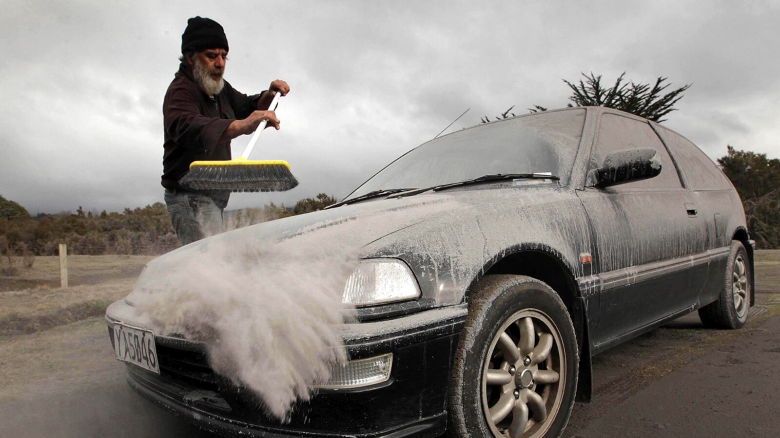 cheats/2012/08/07/volcano-erupts-in-new-zealand/volcano-eruption-new-zealand-cheat_rqq6qz