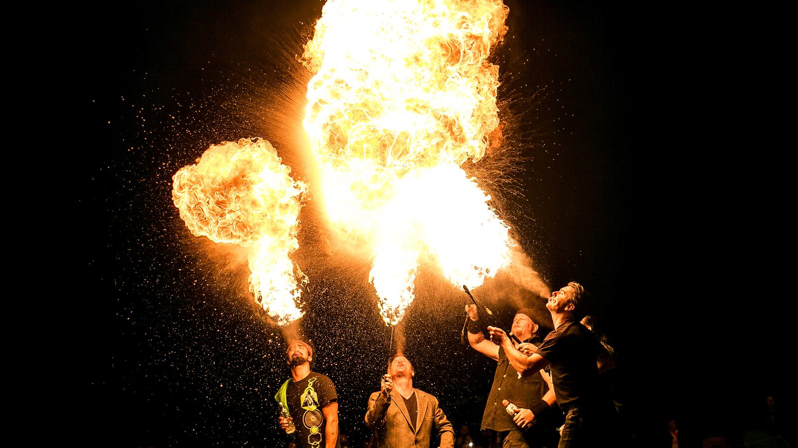 articles/2015/06/15/chicago-s-magical-full-moon-jam-brings-fire-spinners-drum-circles-and-curious-families-to-uptown/150612-chicago-fullmoon-embed1_aavzxv