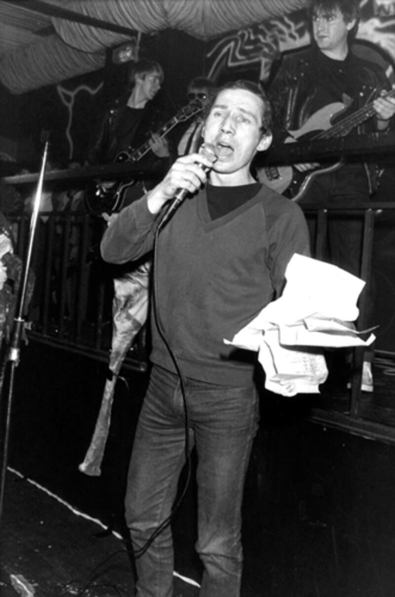 galleries/2012/06/02/queen-elizabeth-s-diamond-jubilee-the-scandals-she-has-endured-photos/queens-scandals-michael-fagan_h0f6lv