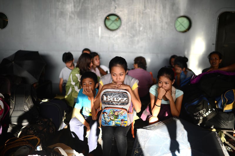 galleries/2013/11/14/aid-arrives-for-typhoon-ravaged-philippines-photos/philippine-aid-gal-12_ry5vkl
