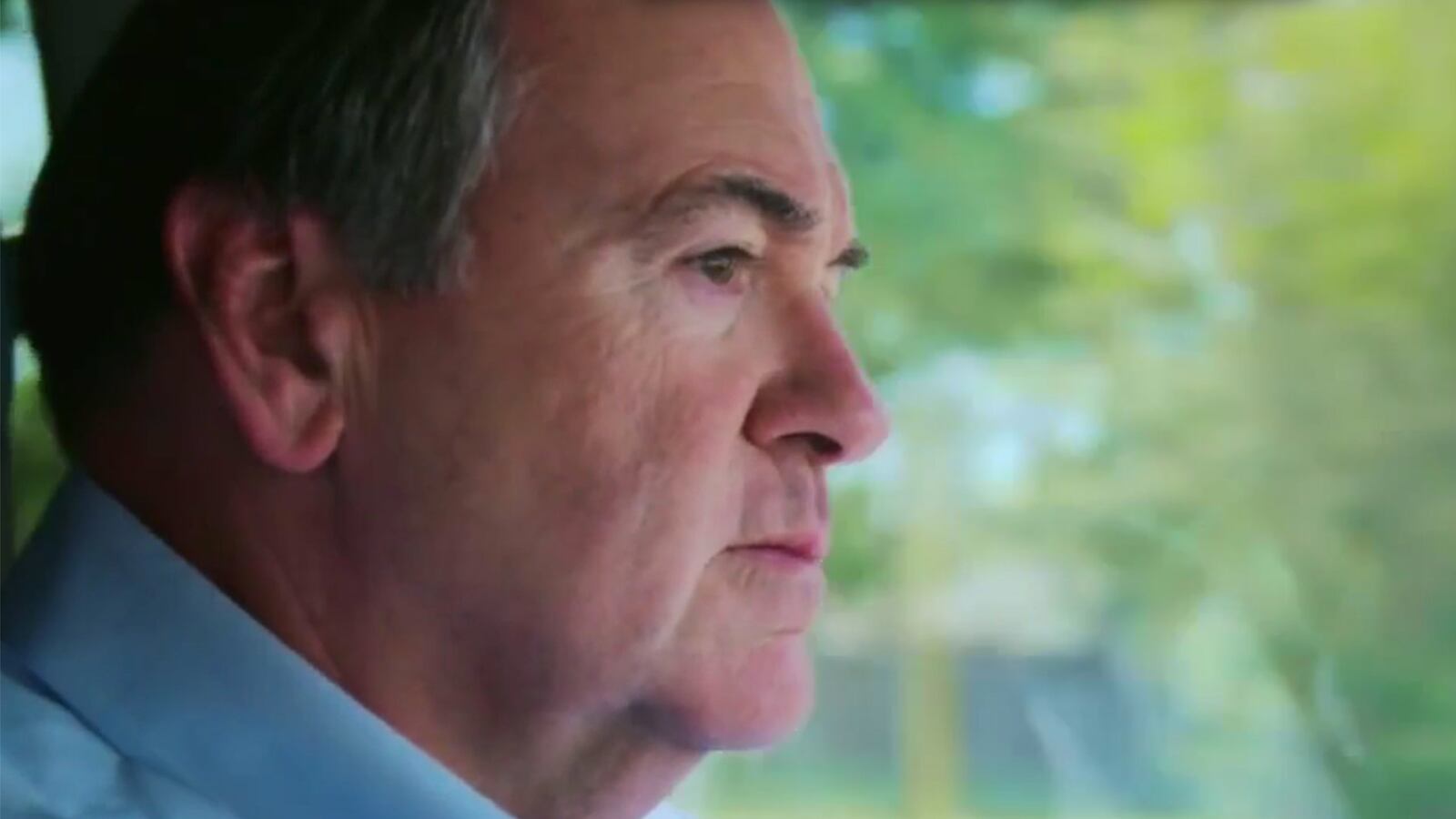 articles/2015/10/01/mike-huckabee-has-no-idea-how-strip-clubs-work-as-shown-by-new-video/151001-nuzzi-huckabee-tease_mrta2o