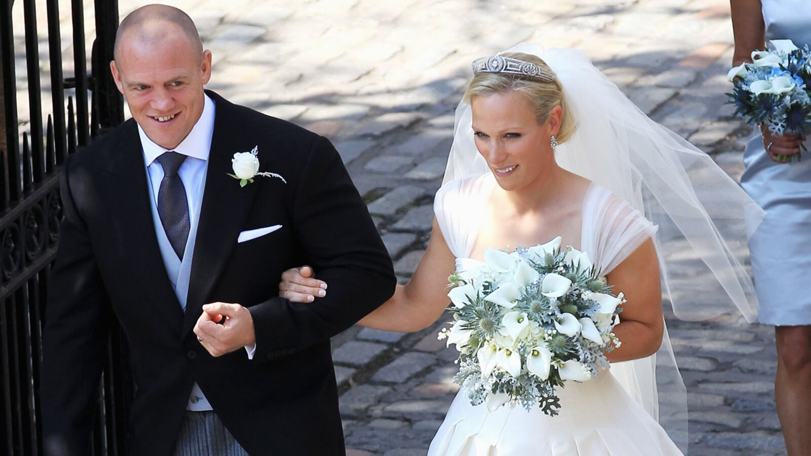 cheats/2011/07/30/zara-phillips-marries-mike-tindall-prince-william-kate-middleton-prince-harry-and-more-royals-attend/zara-phillips-married-cheat_frv9av