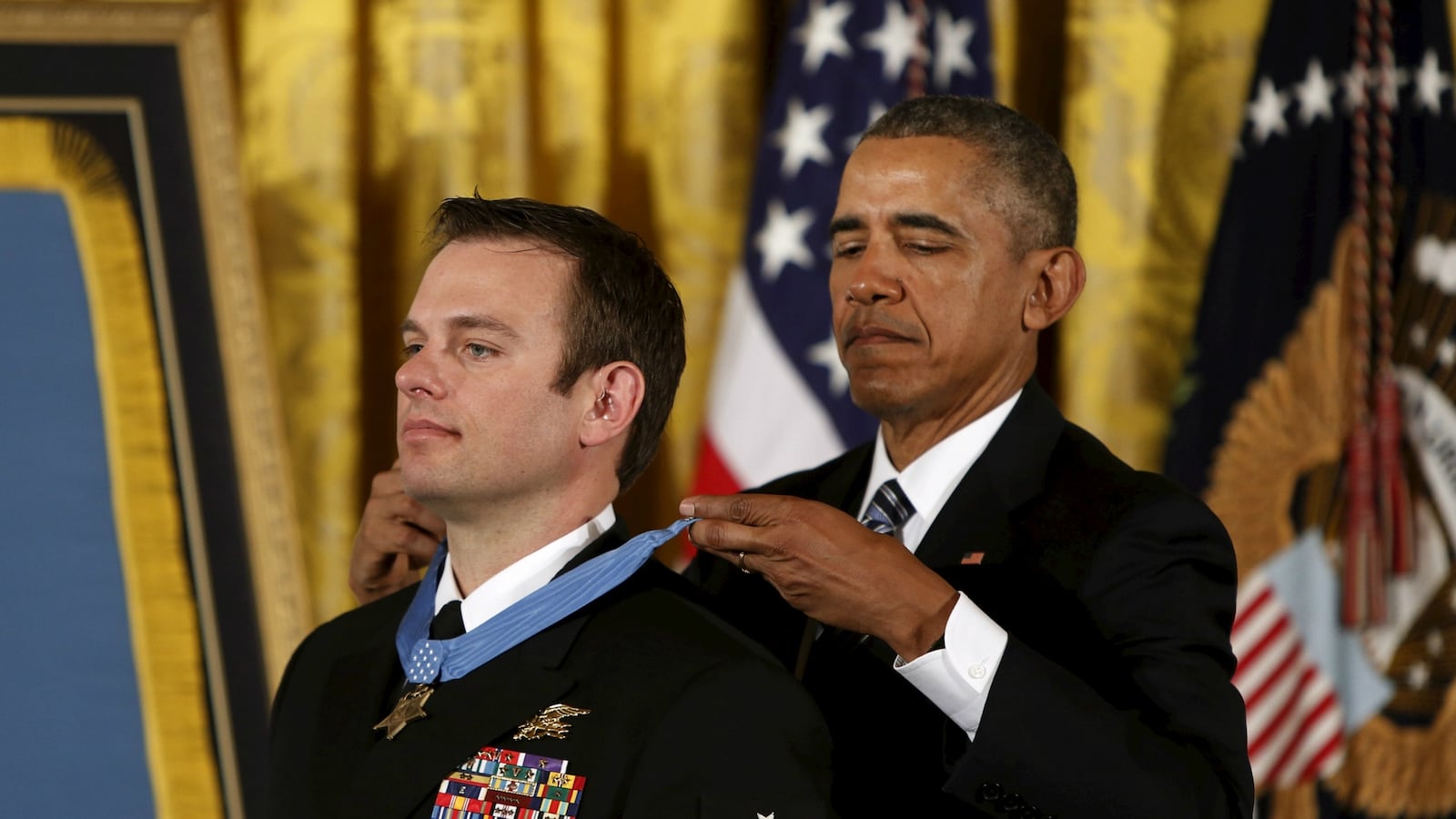 cheats/2016/02/29/seal-team-six-member-gets-medal-of-honor/160229-obama-byers-medal-cheat_z2nduf