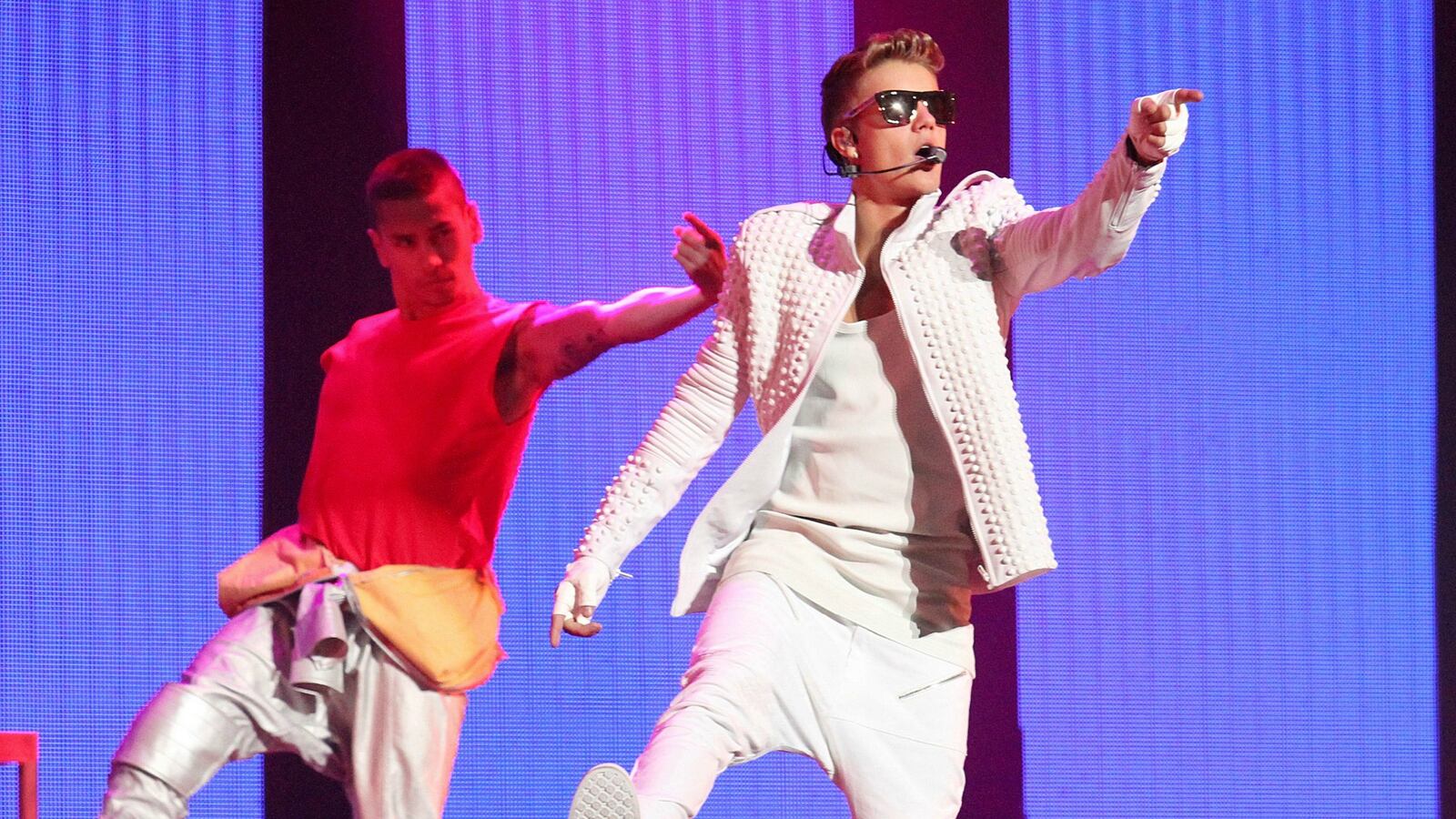 180708-bieber-baldwin-engagement-cheat_igg1nr