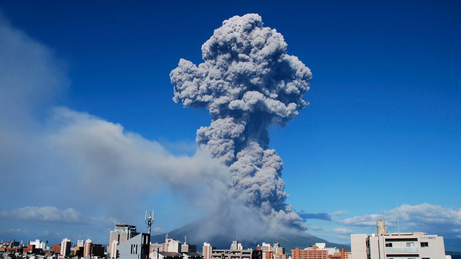 cheats/2013/08/18/volcano-erupts-in-japan/130818-sakurajima-eruption-cheat_sqwhoi