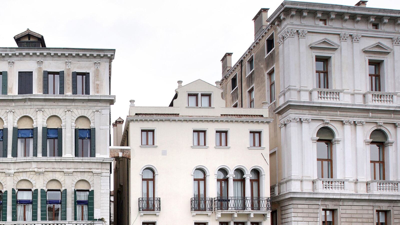 articles/2011/09/04/amy-sacco-s-bungalow-8-venice-film-festival-s-new-hot-spot/palazzina-grassi-venice-box_usi2bt