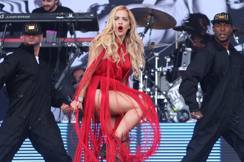 galleries/2013/07/01/mick-jagger-kate-moss-more-stars-at-glastonbury-2013-photos/130630-glastonbury-rita-ora_patx6x
