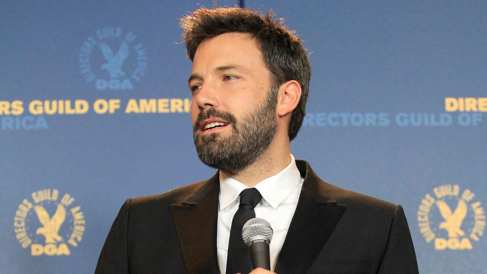 cheats/2013/02/03/affleck-wins-directors-guild-award/130203-affleck-directors-guild-award-cheat_elzev2