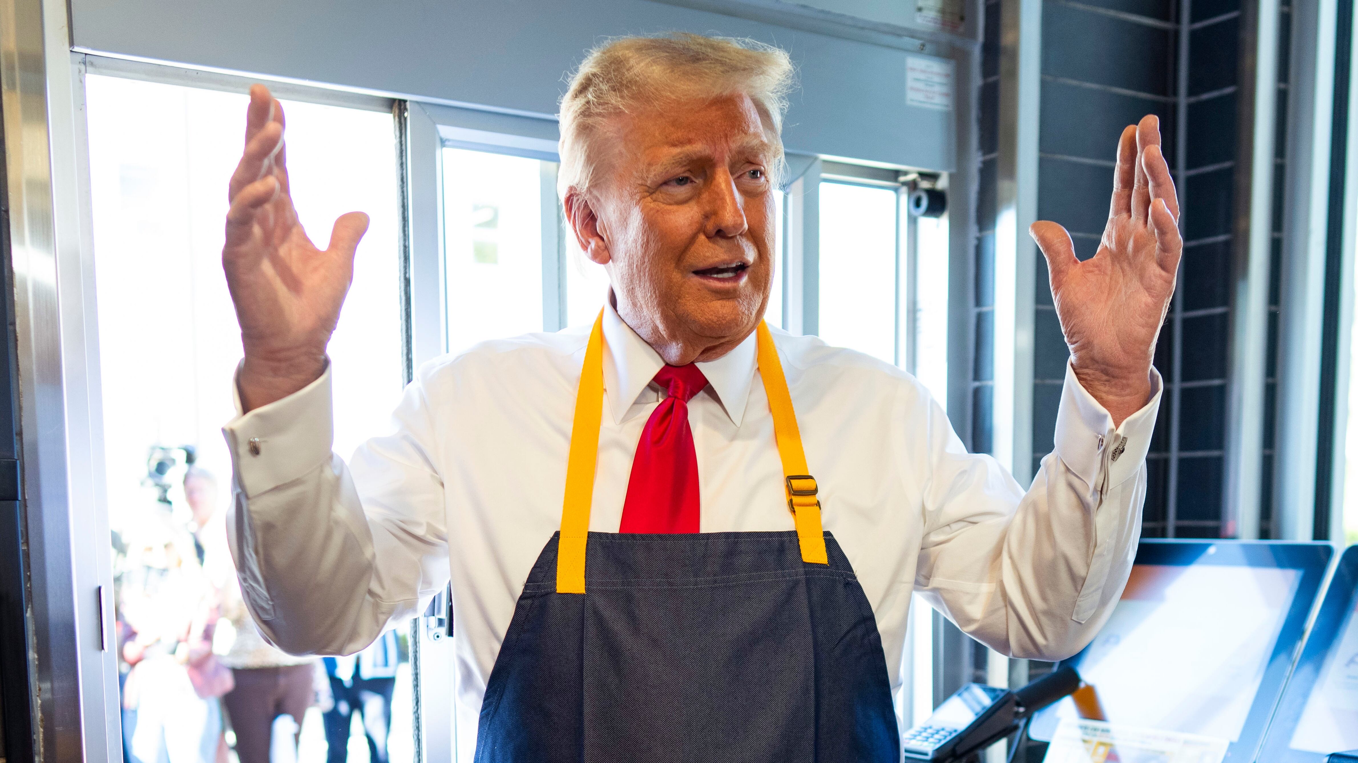 Usa, Trump Frigge Patatine In Un McDonald's In Pennsylvania - Foto 10