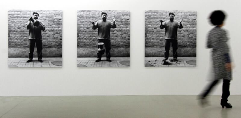 galleries/2011/06/22/chinese-artist-ai-weiwei-freed/ai-weiwei-released-prison-2_d1rkpe