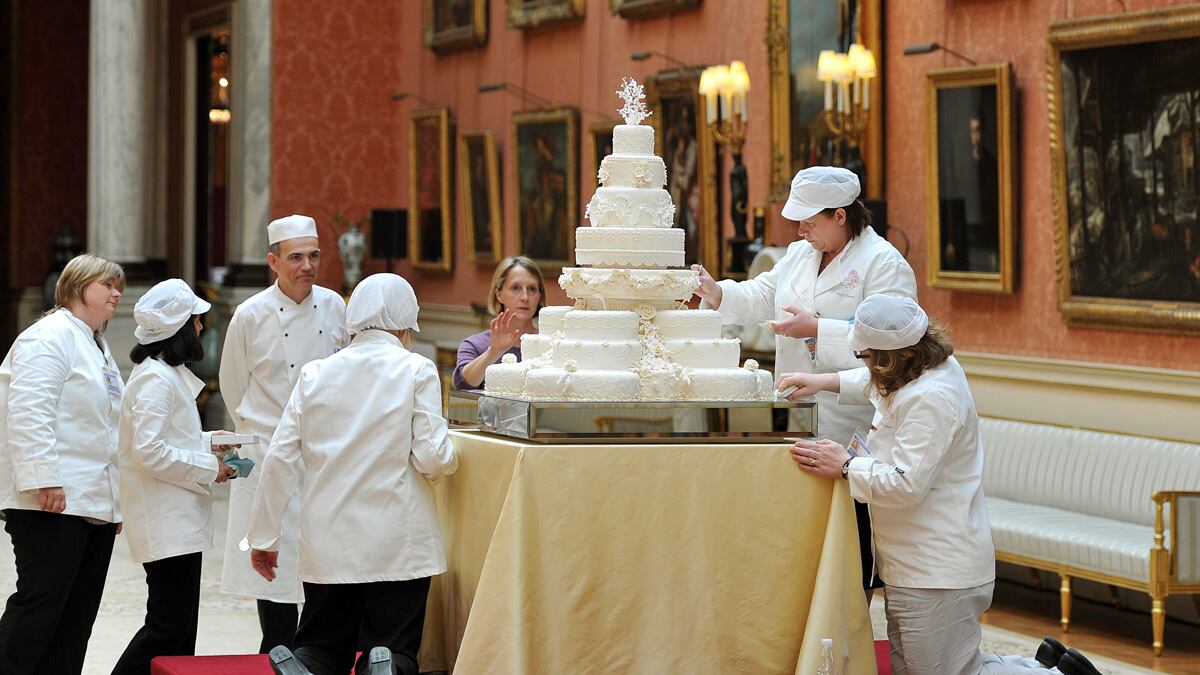 articles/2013/11/15/slice-of-prince-william-and-kate-middleton-wedding-cake-sells-for-4-160/will-kate-cake_wfcske