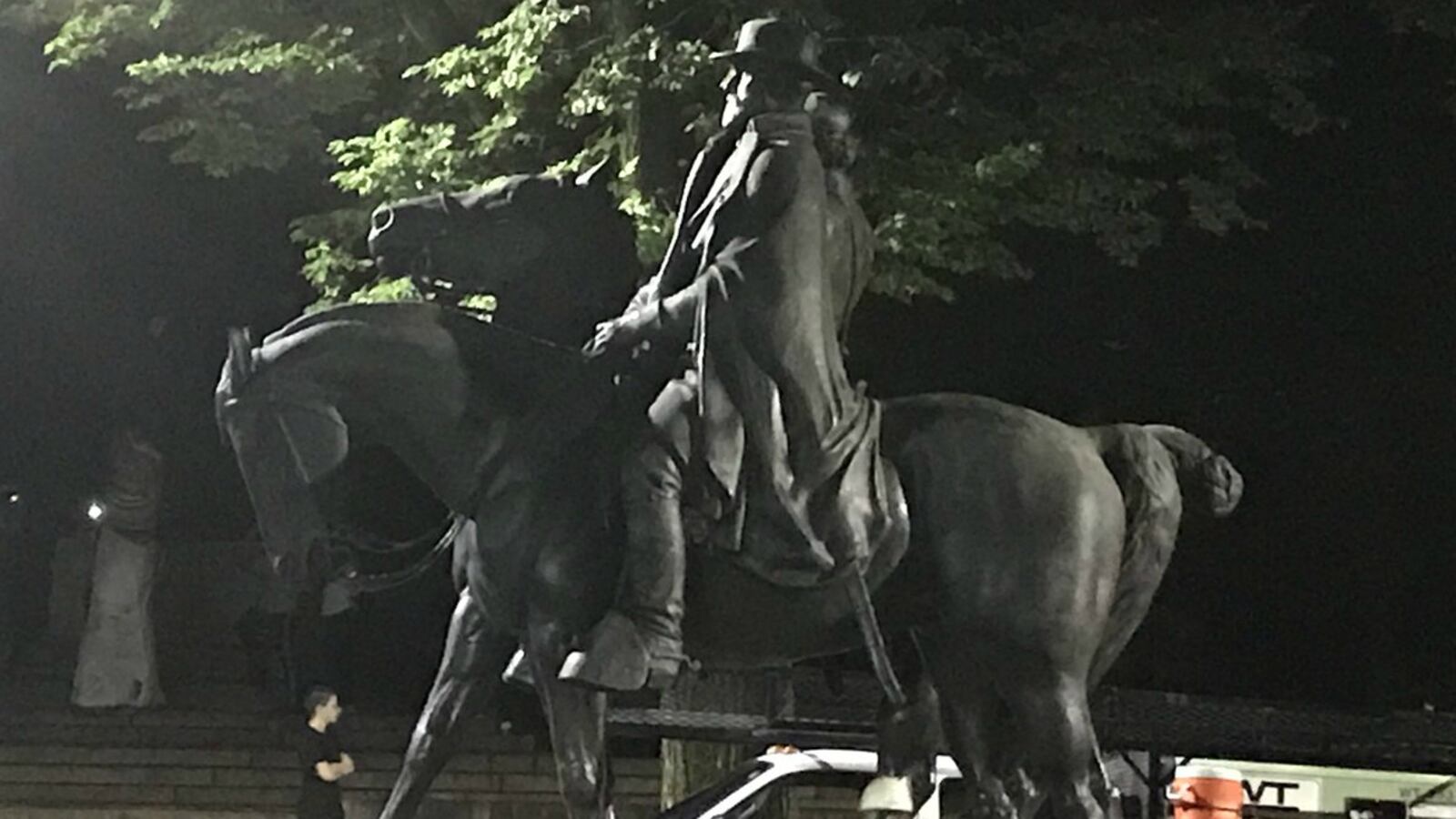 lee-jackson-statue-removed-baltimore_qxhkqy