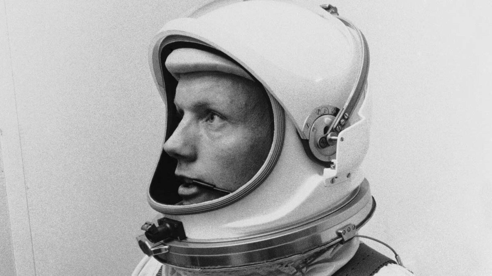 cheats/2012/09/05/neil-armstrong-memorial-set/neil-armstrong-memorial-set-cheat_xrgrp5