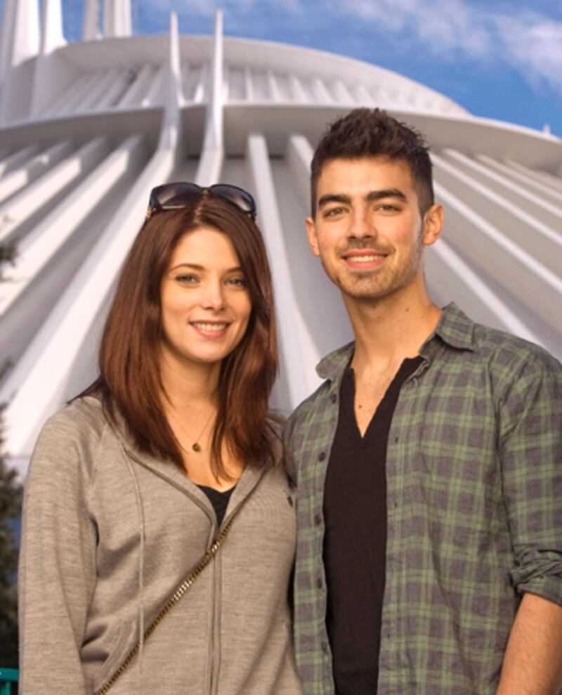 galleries/2012/08/16/taylor-swift-selena-gomez-vanessa-hudgens-more-cougarettes-photos/cougarettes-ashley-greene_q5eji3