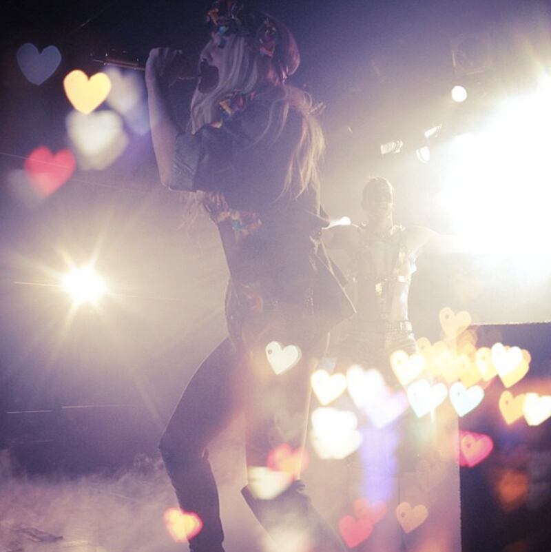 galleries/2013/03/10/ed-sheeran-kate-upton-more-celebrity-twitter-pictures-photos/130310-twit-pics-kesha_oozoes