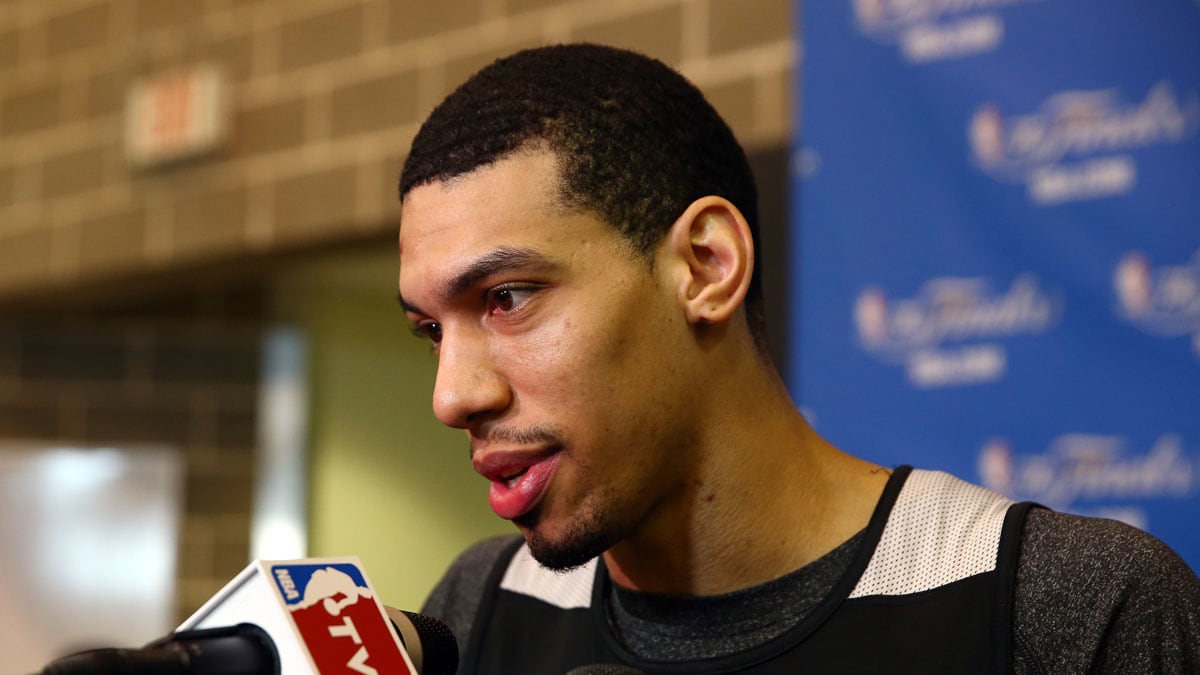 cheats/2014/10/08/san-antonio-spurs-takes-holocaust-selfie/141009-spurs-cheat_i38znj