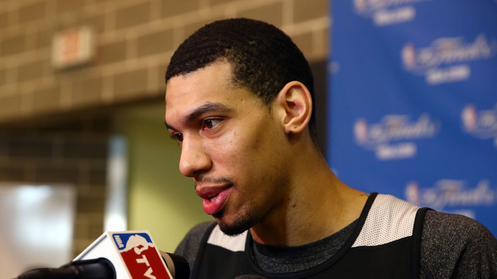 cheats/2014/10/08/san-antonio-spurs-takes-holocaust-selfie/141009-spurs-cheat_i38znj