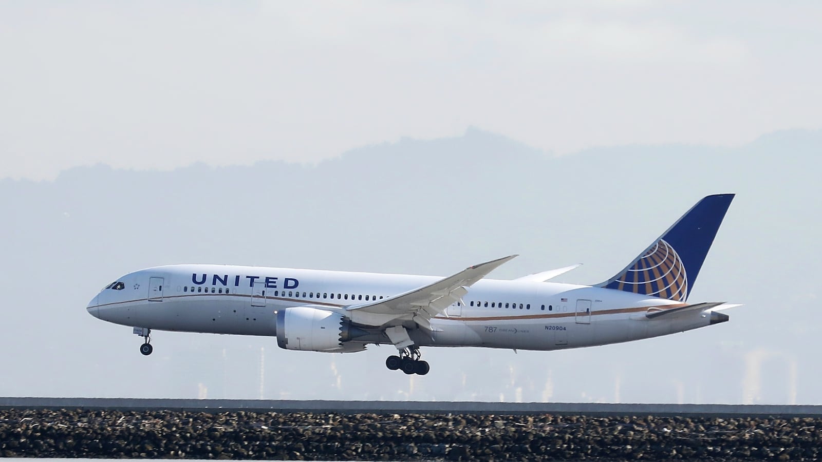 cheats/2015/06/10/epa-to-set-rules-on-airplane-emissions/150610-airplane-emissions-cheat_qkzufs