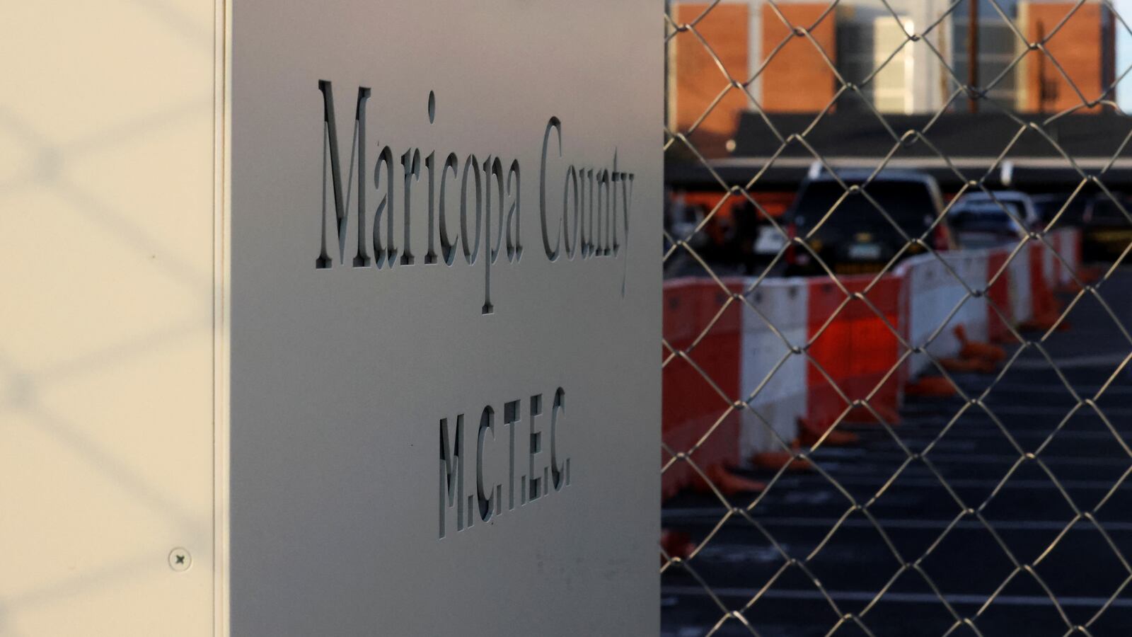 2022-11-12T011255Z_1163402873_RC2ZJX976K0Z_RTRMADP_3_USA-ELECTION-ARIZONA_ivzs9x