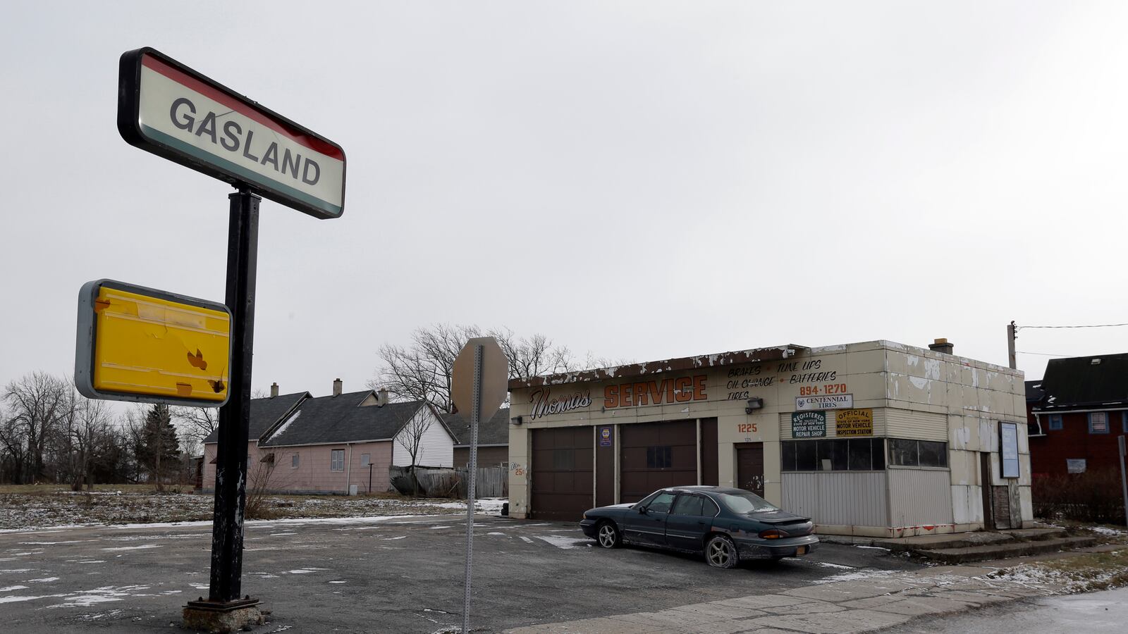 articles/2013/05/05/farewell-to-the-gas-station-the-demise-of-a-car-culture-icon/130503-Gross-Gas-Station-tease_yld6w6