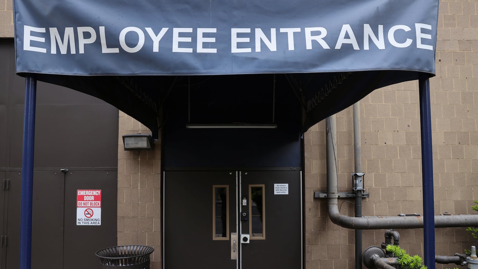 2020-05-08T000000Z_896780806_RC2IKG9X1V2X_RTRMADP_3_USA-ECONOMY-UNEMPLOYMENT_ge4eqo