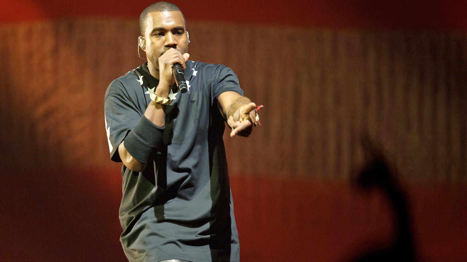 cheats/2013/02/24/kanye-bashes-suit-and-tie/sidell-13-things-kanye-skirt-tease_uu9lb3