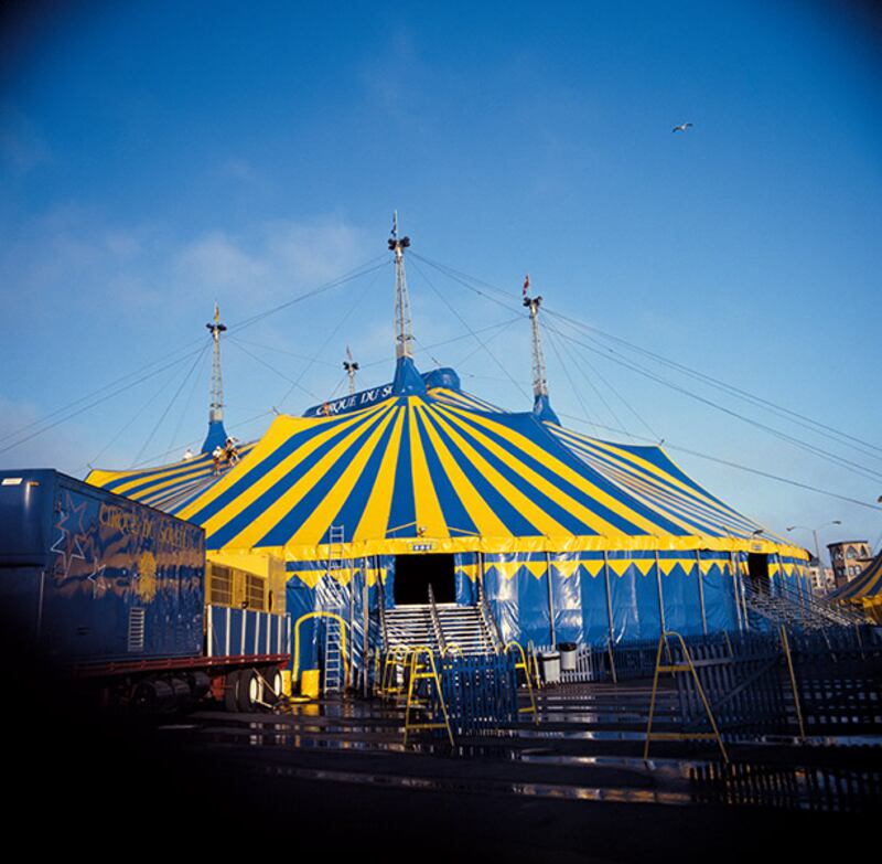 articles/2014/12/01/a-backstage-love-affair-with-cirque-du-soleil/141128-mcnearney-soleil4-embed_xkbj7o