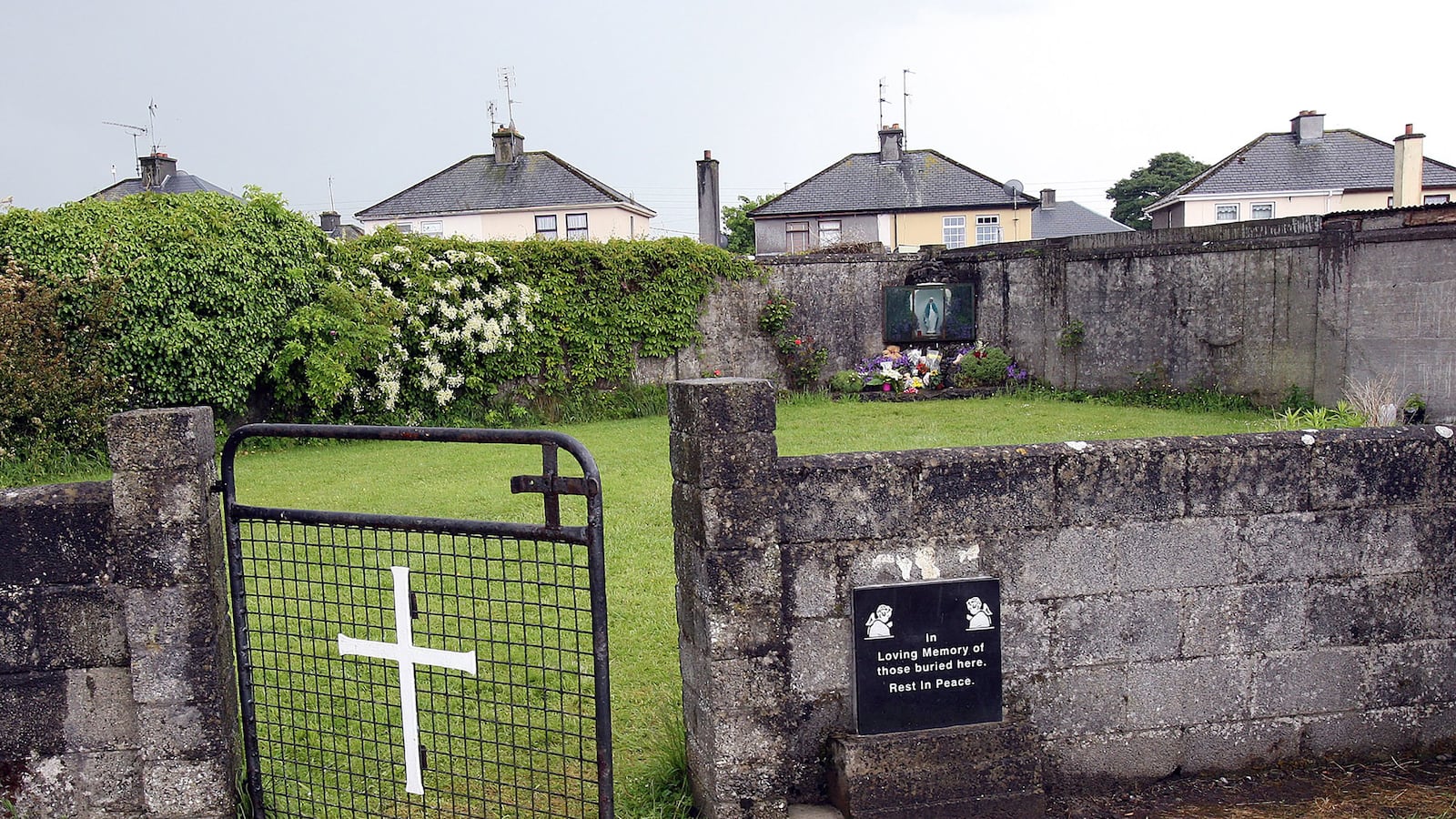articles/2017/03/04/the-amateur-historian-who-uncovered-ireland-s-mass-grave-of-babies/170304-sykes-tuam-irish-grave-tease_lzsp9v