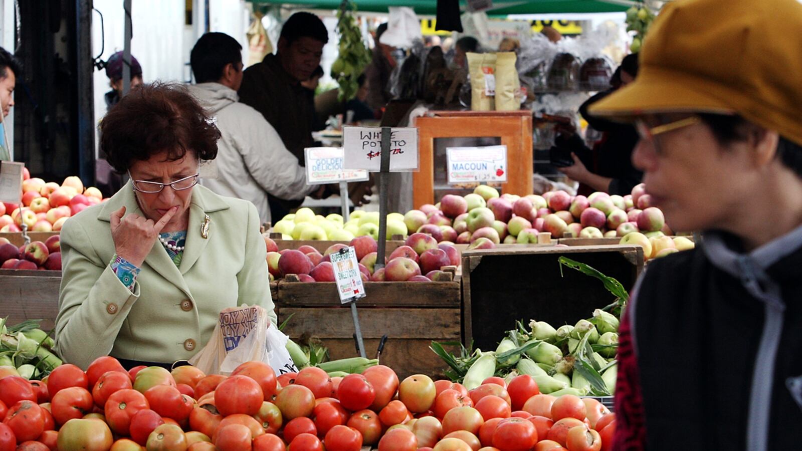 articles/2012/07/01/why-locavorism-doesn-t-make-us-happier-healthier-or-safer/locavore-farmers-market_uwwj7v