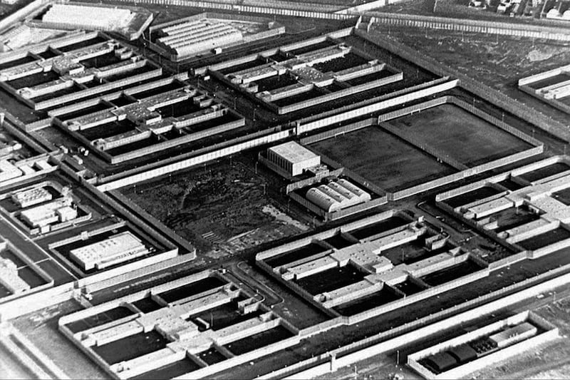 galleries/2012/09/19/13-greatest-prison-escapes-from-alcatraz-to-piedras-negras-photos/prison-escapes-maze-prison-1983_odm6m1