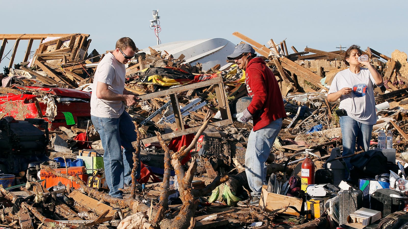 cheats/2013/05/22/search-for-survivors-in-ok-wanes/130522-tornado-search-cheat_ocmao7